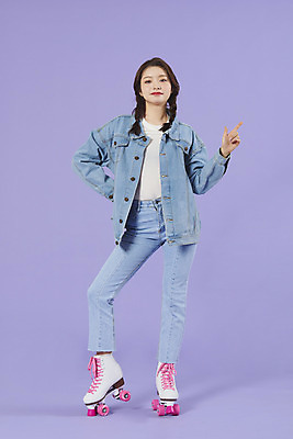 포토 JPG 스튜디오촬영 전신 우먼라이프 여자 손가락 실내 한명 서기 20대 성인 앞모습 보라색 한국인 청바지 롤러블레이드 즐거움 복고 청자켓 포인트 롤러장 보라색배경 성인여자한명만 청청패션 국내포토 1 라이프스타일 손 패션 감정 뷰포인트 컬러 백그라운드 바지 모션 사람 동양인 청년 취미 내부 금융 재킷 여자한명만 성인여자만 파일형식