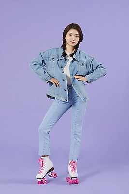 포토 JPG 스튜디오촬영 전신 우먼라이프 여자 실내 한명 서기 20대 성인 앞모습 보라색 한국인 청바지 롤러블레이드 즐거움 복고 청자켓 롤러장 보라색배경 성인여자한명만 청청패션 국내포토 1 라이프스타일 패션 감정 뷰포인트 컬러 백그라운드 바지 모션 사람 동양인 청년 취미 내부 재킷 여자한명만 성인여자만 파일형식