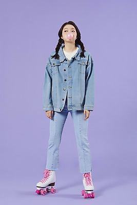 포토 JPG 스튜디오촬영 전신 우먼라이프 여자 실내 한명 서기 20대 성인 앞모습 보라색 한국인 청바지 롤러블레이드 껌 즐거움 복고 청자켓 풍선 롤러장 보라색배경 성인여자한명만 청청패션 국내포토 1 라이프스타일 패션 감정 뷰포인트 컬러 백그라운드 바지 모션 사람 동양인 청년 취미 내부 재킷 여자한명만 성인여자만 파일형식