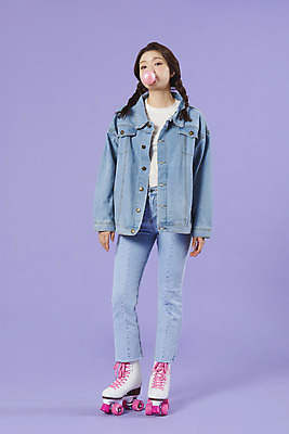 포토 JPG 스튜디오촬영 전신 우먼라이프 여자 실내 한명 서기 20대 성인 앞모습 보라색 한국인 청바지 롤러블레이드 껌 즐거움 복고 청자켓 풍선 롤러장 보라색배경 성인여자한명만 청청패션 국내포토 1 라이프스타일 패션 감정 뷰포인트 컬러 백그라운드 바지 모션 사람 동양인 청년 취미 내부 재킷 여자한명만 성인여자만 파일형식