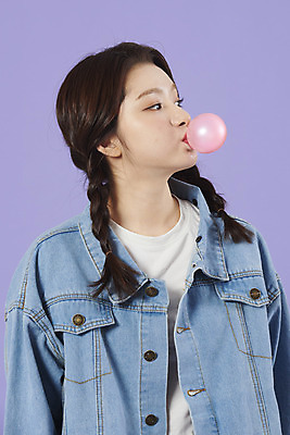 포토 JPG 스튜디오촬영 우먼라이프 여자 실내 한명 서기 상반신 20대 성인 앞모습 보라색 한국인 청바지 롤러블레이드 껌 즐거움 복고 청자켓 풍선 롤러장 보라색배경 성인여자한명만 청청패션 국내포토 1 라이프스타일 패션 감정 뷰포인트 컬러 백그라운드 바지 모션 사람 동양인 청년 취미 내부 재킷 여자한명만 성인여자만 파일형식