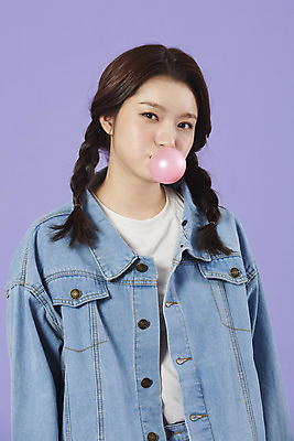 포토 JPG 스튜디오촬영 우먼라이프 여자 실내 한명 서기 상반신 20대 성인 앞모습 보라색 한국인 청바지 롤러블레이드 껌 즐거움 복고 청자켓 풍선 롤러장 보라색배경 성인여자한명만 청청패션 국내포토 1 라이프스타일 패션 감정 뷰포인트 컬러 백그라운드 바지 모션 사람 동양인 청년 취미 내부 재킷 여자한명만 성인여자만 파일형식
