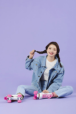 포토 JPG 스튜디오촬영 전신 우먼라이프 여자 행복 실내 한명 미소 앉기 20대 성인 앞모습 보라색 한국인 청바지 롤러블레이드 즐거움 복고 청자켓 보라색배경 성인여자한명만 청청패션 국내포토 1 라이프스타일 패션 감정 뷰포인트 컬러 백그라운드 바지 모션 표정 사람 동양인 청년 취미 내부 재킷 여자한명만 성인여자만 파일형식