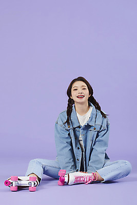 포토 JPG 스튜디오촬영 전신 우먼라이프 여자 행복 실내 한명 미소 앉기 20대 성인 앞모습 보라색 한국인 청바지 롤러블레이드 즐거움 복고 청자켓 보라색배경 성인여자한명만 청청패션 국내포토 1 라이프스타일 패션 감정 뷰포인트 컬러 백그라운드 바지 모션 표정 사람 동양인 청년 취미 내부 재킷 여자한명만 성인여자만 파일형식