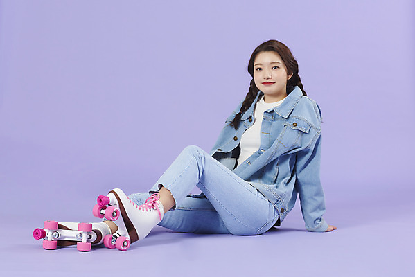포토 JPG 스튜디오촬영 전신 우먼라이프 여자 행복 실내 한명 미소 앉기 20대 성인 옆모습 보라색 한국인 청바지 롤러블레이드 즐거움 복고 청자켓 보라색배경 성인여자한명만 청청패션 국내포토 1 라이프스타일 패션 감정 뷰포인트 컬러 백그라운드 바지 모션 표정 사람 동양인 청년 취미 내부 재킷 여자한명만 성인여자만 파일형식