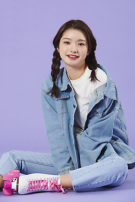 포토 JPG 스튜디오촬영 우먼라이프 여자 행복 실내 한명 미소 앉기 상반신 20대 성인 앞모습 보라색 한국인 청바지 롤러블레이드 즐거움 복고 청자켓 보라색배경 성인여자한명만 청청패션 국내포토 1 라이프스타일 패션 감정 뷰포인트 컬러 백그라운드 바지 모션 표정 사람 동양인 청년 취미 내부 재킷 여자한명만 성인여자만 파일형식
