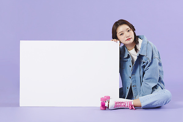 포토 JPG 스튜디오촬영 전신 우먼라이프 배너 여자 사각프레임 실내 한명 앉기 20대 성인 앞모습 보라색 팻말 한국인 청바지 롤러블레이드 즐거움 복고 청자켓 롤러장 보라색배경 성인여자한명만 강조 청청패션 국내포토 1 라이프스타일 패션 감정 뷰포인트 컬러 백그라운드 바지 모션 프레임 사람 동양인 청년 취미 내부 사각형 재킷 여자한명만 성인여자만 파일형식