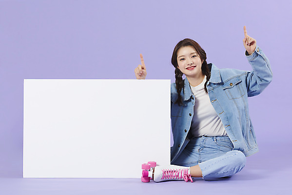 포토 JPG 스튜디오촬영 전신 우먼라이프 배너 여자 사각프레임 실내 한명 앉기 20대 성인 앞모습 보라색 팻말 한국인 청바지 롤러블레이드 즐거움 복고 청자켓 롤러장 보라색배경 성인여자한명만 강조 청청패션 국내포토 1 라이프스타일 패션 감정 뷰포인트 컬러 백그라운드 바지 모션 프레임 사람 동양인 청년 취미 내부 사각형 재킷 여자한명만 성인여자만 파일형식