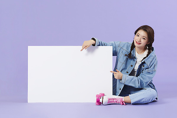 포토 JPG 스튜디오촬영 전신 우먼라이프 배너 여자 사각프레임 실내 한명 앉기 20대 성인 앞모습 보라색 팻말 한국인 청바지 롤러블레이드 즐거움 복고 청자켓 롤러장 보라색배경 성인여자한명만 강조 청청패션 국내포토 1 라이프스타일 패션 감정 뷰포인트 컬러 백그라운드 바지 모션 프레임 사람 동양인 청년 취미 내부 사각형 재킷 여자한명만 성인여자만 파일형식
