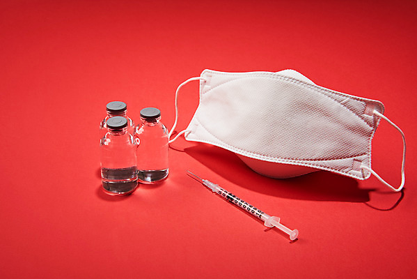 포토 JPG 스튜디오촬영 실내 주사기 마스크 사람없음 한개 바이러스 질병 사회이슈 예방 감염 폐렴 빨간배경 국내포토 1 백그라운드 컨셉 의학 의료기기 내부 빨간색 파일형식