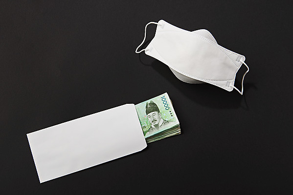 포토 JPG 스튜디오촬영 돈 검은배경 실내 마스크 사람없음 하이앵글 한개 바이러스 질병 사회이슈 예방 감염 폐렴 돈봉투 플랫레이 국내포토 1 뷰포인트 백그라운드 컨셉 의학 봉투 내부 검은색 재산 플랫 파일형식