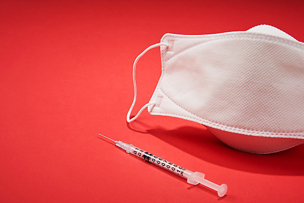 포토 JPG 스튜디오촬영 실내 주사기 마스크 사람없음 한개 바이러스 질병 사회이슈 예방 감염 폐렴 빨간배경 국내포토 1 백그라운드 컨셉 의학 의료기기 내부 빨간색 파일형식