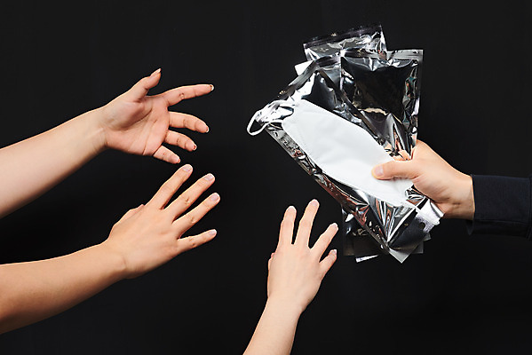 포토 JPG 스튜디오촬영 손 여자 남자 40대 중년 검은배경 실내 마스크 여러명 20대 성인 신체부위 30대 여러개 한국인 바이러스 질병 사회이슈 예방 감염 팔 폐렴 손뻗기 국내포토 다수 백그라운드 컨셉 의학 모션 사람 동양인 청년 내부 장년 검은색 파일형식