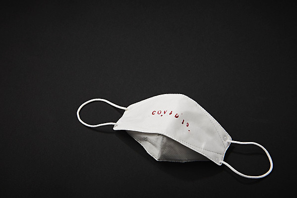 포토 JPG 스튜디오촬영 검은배경 실내 마스크 사람없음 한개 바이러스 질병 사회이슈 예방 감염 폐렴 국내포토 1 백그라운드 컨셉 의학 내부 검은색 파일형식