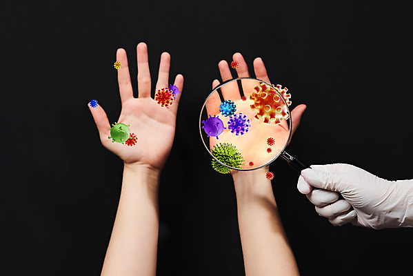 포토 JPG 스튜디오촬영 손 여자 40대 중년 돋보기 검은배경 실내 20대 성인 신체부위 한국인 바이러스 질병 사회이슈 예방 감염 팔 폐렴 여자만 국내포토 백그라운드 컨셉 의학 사람 동양인 청년 내부 검은색 파일형식