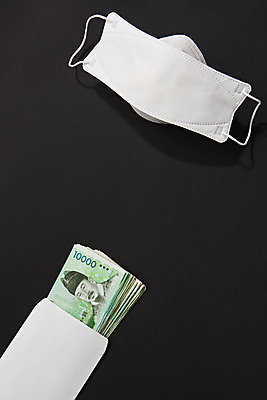 포토 JPG 스튜디오촬영 돈 검은배경 실내 마스크 사람없음 하이앵글 한개 바이러스 질병 사회이슈 예방 감염 폐렴 돈봉투 플랫레이 국내포토 1 뷰포인트 백그라운드 컨셉 의학 봉투 내부 검은색 재산 플랫 파일형식