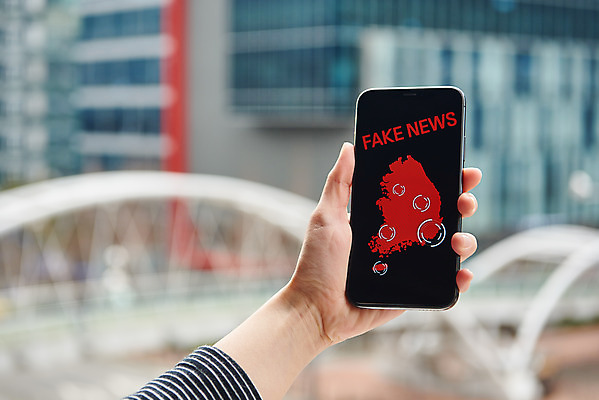 포토 JPG 주간 손 여자 한명 20대 성인 야외 아웃포커스 신체부위 스마트폰 한국인 메시지 바이러스 질병 사회이슈 예방 감염 폐렴 성인여자한명만 가짜뉴스 국내포토 자연요소 1 컨셉 의학 촬영기법 사람 동양인 청년 핸드폰 스마트기기 여자한명만 성인여자만 파일형식