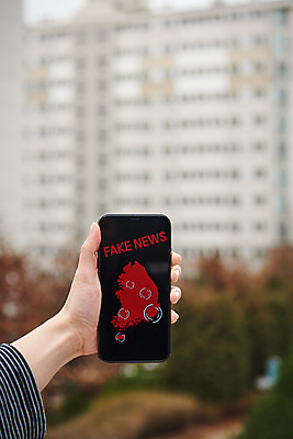 포토 JPG 주간 손 여자 한명 20대 성인 야외 아웃포커스 신체부위 스마트폰 한국인 메시지 바이러스 질병 사회이슈 예방 감염 폐렴 성인여자한명만 가짜뉴스 국내포토 자연요소 1 컨셉 의학 촬영기법 사람 동양인 청년 핸드폰 스마트기기 여자한명만 성인여자만 파일형식