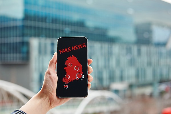 포토 JPG 주간 손 여자 한명 20대 성인 야외 아웃포커스 신체부위 스마트폰 한국인 메시지 바이러스 질병 사회이슈 예방 감염 폐렴 성인여자한명만 가짜뉴스 국내포토 자연요소 1 컨셉 의학 촬영기법 사람 동양인 청년 핸드폰 스마트기기 여자한명만 성인여자만 파일형식