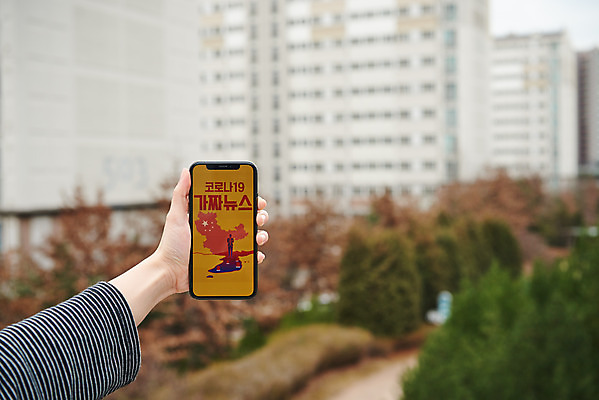 포토 JPG 주간 손 여자 한명 20대 성인 야외 아웃포커스 신체부위 스마트폰 한국인 메시지 바이러스 질병 사회이슈 예방 감염 폐렴 성인여자한명만 가짜뉴스 국내포토 자연요소 1 컨셉 의학 촬영기법 사람 동양인 청년 핸드폰 스마트기기 여자한명만 성인여자만 파일형식