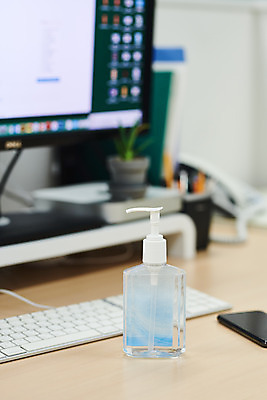 포토 JPG 회사 비즈니스 실내 사람없음 아웃포커스 사무실 바이러스 질병 사회이슈 책상 예방 감염 폐렴 손세정제 손소독제 손소독 국내포토 가구 컨셉 의학 촬영기법 내부 세정제 소독 소독제 파일형식