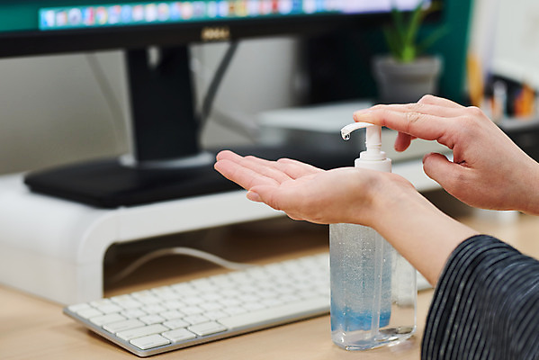 포토 JPG 손 여자 회사 비즈니스 실내 한명 20대 성인 신체부위 사무실 한국인 바이러스 질병 사회이슈 책상 예방 감염 폐렴 손세정제 성인여자한명만 손소독제 손소독 국내포토 1 가구 컨셉 의학 사람 동양인 청년 내부 세정제 소독 소독제 여자한명만 성인여자만 파일형식