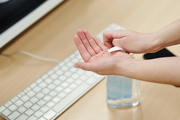 포토 JPG 손 여자 회사 비즈니스 실내 한명 20대 성인 신체부위 사무실 한국인 바이러스 질병 사회이슈 책상 예방 감염 폐렴 손세정제 성인여자한명만 손소독제 손소독 국내포토 1 가구 컨셉 의학 사람 동양인 청년 내부 세정제 소독 소독제 여자한명만 성인여자만 파일형식