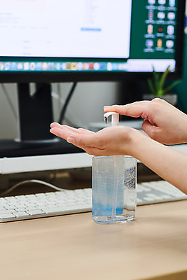 포토 JPG 손 여자 회사 비즈니스 실내 한명 20대 성인 신체부위 사무실 한국인 바이러스 질병 사회이슈 책상 예방 감염 폐렴 손세정제 성인여자한명만 손소독제 손소독 국내포토 1 가구 컨셉 의학 사람 동양인 청년 내부 세정제 소독 소독제 여자한명만 성인여자만 파일형식