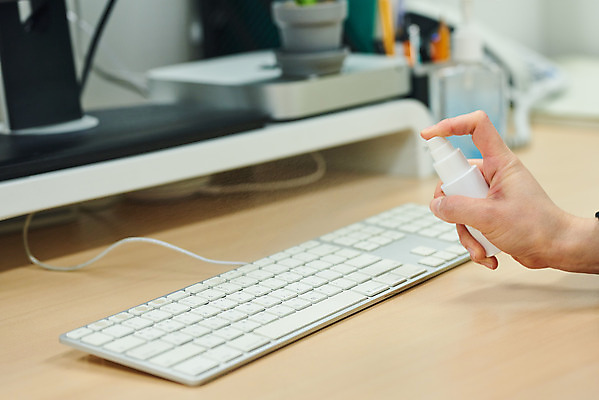 포토 JPG 손 여자 회사 비즈니스 실내 한명 20대 성인 신체부위 사무실 한국인 바이러스 질병 사회이슈 책상 예방 감염 폐렴 소독제 성인여자한명만 국내포토 1 가구 컨셉 의학 사람 동양인 청년 내부 여자한명만 성인여자만 파일형식