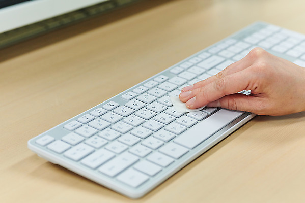 포토 JPG 손 여자 회사 비즈니스 실내 한명 20대 성인 신체부위 사무실 한국인 바이러스 질병 사회이슈 예방 감염 폐렴 소독 성인여자한명만 국내포토 1 컨셉 의학 사람 동양인 청년 내부 여자한명만 성인여자만 파일형식