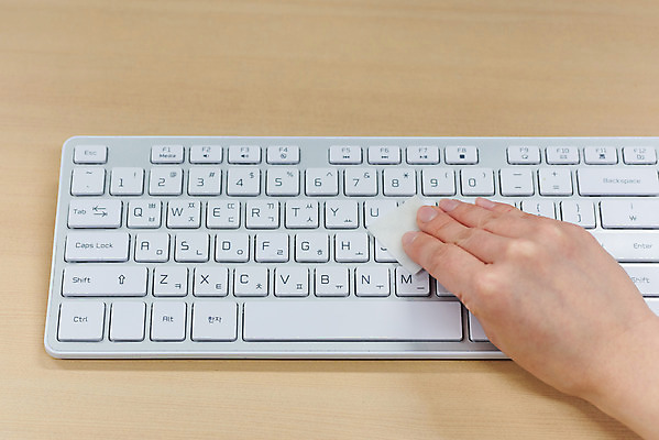 포토 JPG 손 여자 회사 비즈니스 실내 한명 20대 성인 신체부위 사무실 한국인 바이러스 질병 사회이슈 예방 감염 폐렴 소독 성인여자한명만 국내포토 1 컨셉 의학 사람 동양인 청년 내부 여자한명만 성인여자만 파일형식