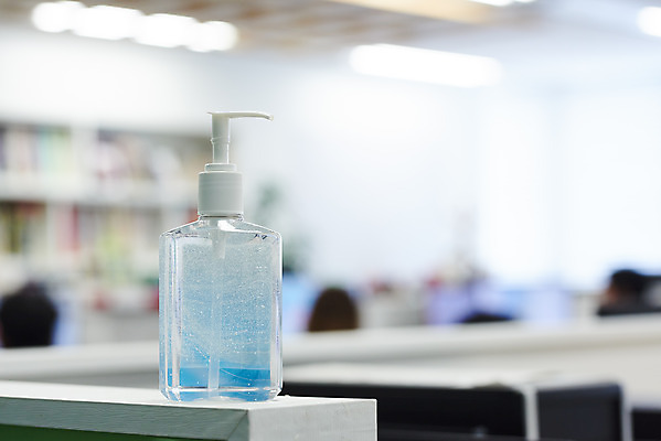 포토 JPG 회사 비즈니스 실내 사람없음 아웃포커스 사무실 바이러스 질병 사회이슈 책상 예방 감염 폐렴 손세정제 손소독제 손소독 국내포토 가구 컨셉 의학 촬영기법 내부 세정제 소독 소독제 파일형식