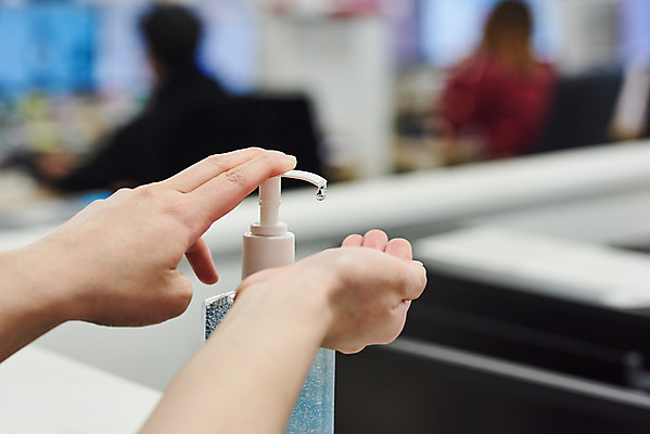 포토 JPG 손 여자 회사 비즈니스 실내 한명 20대 성인 아웃포커스 신체부위 사무실 한국인 바이러스 질병 사회이슈 책상 예방 감염 폐렴 손세정제 성인여자한명만 손소독제 손소독 국내포토 1 가구 컨셉 의학 촬영기법 사람 동양인 청년 내부 세정제 소독 소독제 여자한명만 성인여자만 파일형식