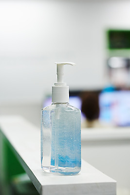 포토 JPG 회사 비즈니스 실내 사람없음 아웃포커스 사무실 바이러스 질병 사회이슈 책상 예방 감염 폐렴 손세정제 손소독제 손소독 국내포토 가구 컨셉 의학 촬영기법 내부 세정제 소독 소독제 파일형식