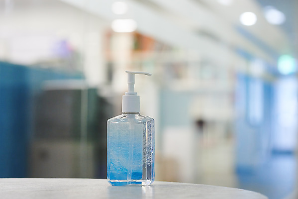 포토 JPG 회사 비즈니스 실내 사람없음 아웃포커스 사무실 바이러스 질병 사회이슈 책상 예방 감염 폐렴 손세정제 손소독제 손소독 국내포토 가구 컨셉 의학 촬영기법 내부 세정제 소독 소독제 파일형식