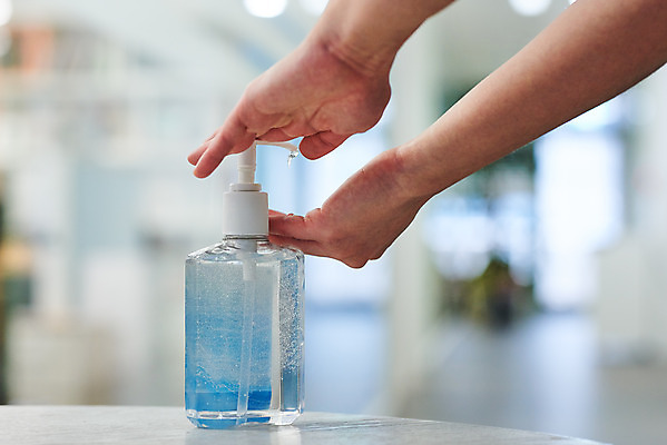 포토 JPG 손 여자 회사 비즈니스 실내 한명 20대 성인 아웃포커스 신체부위 사무실 한국인 바이러스 질병 사회이슈 책상 예방 감염 폐렴 손세정제 성인여자한명만 손소독제 손소독 국내포토 1 가구 컨셉 의학 촬영기법 사람 동양인 청년 내부 세정제 소독 소독제 여자한명만 성인여자만 파일형식