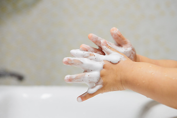 포토 JPG 손 남자 어린이 실내 한명 신체부위 한국인 흰색 바이러스 질병 사회이슈 예방 감염 폐렴 손세정제 소년한명만 국내포토 1 컬러 컨셉 의학 사람 동양인 내부 세정제 남자한명만 소년만 파일형식