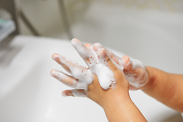 포토 JPG 손 남자 어린이 실내 한명 신체부위 한국인 흰색 바이러스 질병 사회이슈 예방 감염 폐렴 손세정제 소년한명만 국내포토 1 컬러 컨셉 의학 사람 동양인 내부 세정제 남자한명만 소년만 파일형식