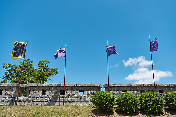 포토 JPG 주간 구름 여행 한국건축 유적지 하늘 풍경 사람없음 야외 관광지 봄 문화재 깃발 역사 한국사 성벽 강화도 국내여행 명승지 사적지 강화덕진진 국내포토 자연요소 계절 건축 고건축 인천 파일형식