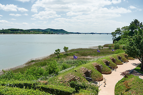 포토 JPG 주간 구름 여행 한국건축 유적지 하늘 풍경 사람없음 야외 관광지 봄 문화재 역사 한국사 대포 강화도 국내여행 명승지 사적지 강화덕진진 남장포대 국내포토 자연요소 계절 건축 무기 고건축 인천 파일형식