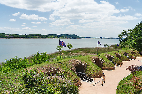 포토 JPG 주간 구름 여행 한국건축 유적지 하늘 풍경 사람없음 야외 관광지 봄 문화재 역사 한국사 대포 강화도 국내여행 명승지 사적지 강화덕진진 남장포대 국내포토 자연요소 계절 건축 무기 고건축 인천 파일형식