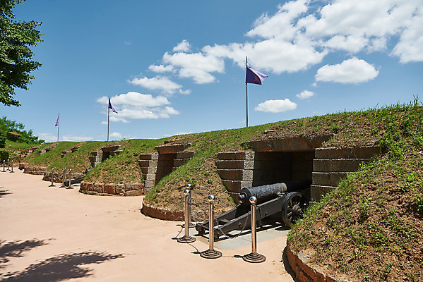 포토 JPG 주간 여행 한국건축 유적지 하늘 풍경 사람없음 야외 관광지 봄 문화재 깃발 역사 한국사 대포 강화도 국내여행 명승지 사적지 강화덕진진 남장포대 국내포토 자연요소 계절 건축 무기 고건축 인천 파일형식