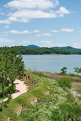 포토 JPG 주간 구름 여행 한국건축 유적지 하늘 풍경 사람없음 야외 관광지 봄 문화재 역사 한국사 강화도 국내여행 명승지 사적지 강화덕진진 남장포대 국내포토 자연요소 계절 건축 고건축 인천 파일형식