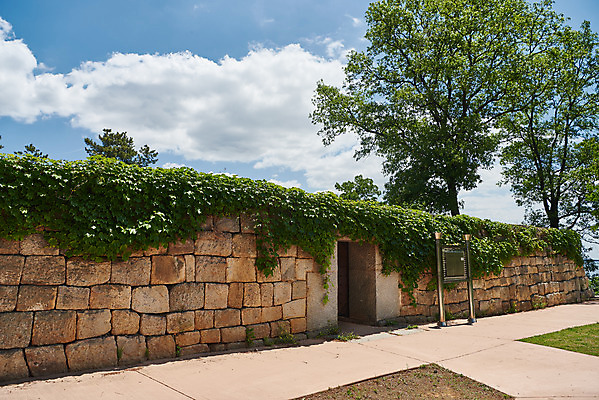 포토 JPG 주간 나무 여행 한국건축 유적지 하늘 풍경 사람없음 야외 관광지 봄 문화재 역사 한국사 강화도 국내여행 명승지 사적지 강화덕진진 덕진돈대 국내포토 자연요소 식물 계절 건축 고건축 인천 파일형식 돈대