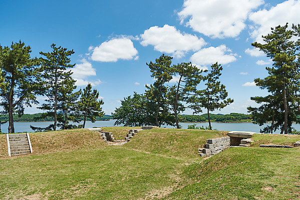 포토 JPG 주간 나무 구름 여행 한국건축 유적지 하늘 풍경 사람없음 야외 관광지 봄 문화재 역사 한국사 강화도 국내여행 명승지 사적지 강화덕진진 덕진돈대 국내포토 자연요소 식물 계절 건축 고건축 인천 파일형식 돈대
