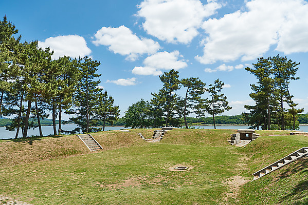포토 JPG 주간 나무 구름 여행 한국건축 유적지 하늘 풍경 사람없음 야외 관광지 봄 문화재 역사 한국사 강화도 국내여행 명승지 사적지 강화덕진진 덕진돈대 국내포토 자연요소 식물 계절 건축 고건축 인천 파일형식 돈대