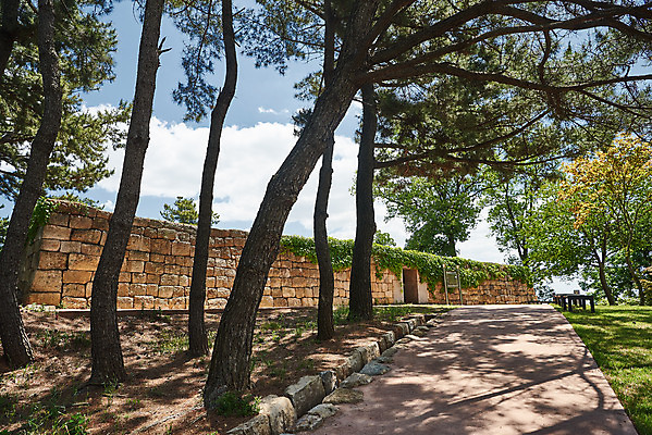 포토 JPG 주간 나무 구름 여행 한국건축 유적지 하늘 풍경 사람없음 야외 관광지 봄 문화재 역사 한국사 강화도 국내여행 명승지 사적지 강화덕진진 덕진돈대 국내포토 자연요소 식물 계절 건축 고건축 인천 파일형식 돈대