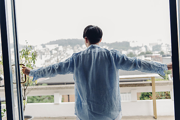포토 JPG 주간 라이프스타일 남자 여유 맨라이프 창문 아침 휴식 주택 한명 서기 상반신 20대 성인 야외 뒷모습 공휴일 한국인 발코니 오픈 상쾌 성인남자한명만 국내포토 자연요소 1 기념일 감정 뷰포인트 컨셉 모션 사람 동양인 청년 건물 생활 남자한명만 성인남자만 파일형식
