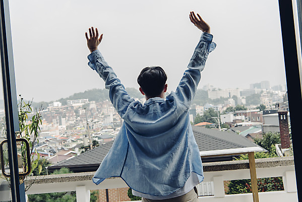 포토 JPG 주간 라이프스타일 남자 여유 맨라이프 창문 아침 휴식 주택 한명 서기 상반신 20대 성인 야외 뒷모습 공휴일 한국인 발코니 오픈 상쾌 기지개 성인남자한명만 국내포토 자연요소 1 기념일 감정 뷰포인트 컨셉 모션 사람 동양인 청년 건물 생활 남자한명만 성인남자만 파일형식