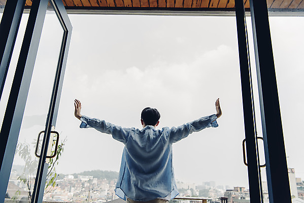 포토 JPG 주간 라이프스타일 남자 여유 로우앵글 맨라이프 창문 하늘 아침 휴식 주택 한명 서기 상반신 20대 성인 야외 뒷모습 공휴일 한국인 발코니 오픈 상쾌 기지개 성인남자한명만 국내포토 자연요소 1 기념일 감정 뷰포인트 컨셉 모션 사람 동양인 청년 건물 생활 남자한명만 성인남자만 파일형식